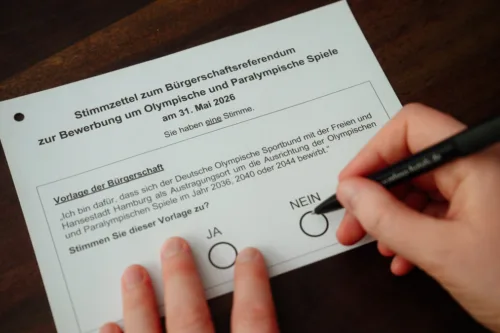 Eine Person kreuzt auf dem Stimmzettel des Hamburger Referendums das Nein an.