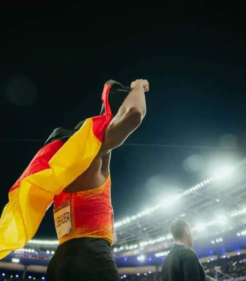 Neugebauer hält die Deutschland-Fahne